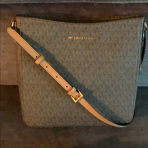 Michael Kors Signature Handbag And Wristlet - Picture 5 of 7